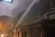 影/嘉義「地獄級」火警！6民宅屋頂燒毀　幸無傷亡