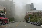 新竹鐵皮屋大火！東區「整條馬路都是煙」路不見了
