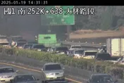影/國1南向大林段「天黑一邊」！整輛車路肩狂燃直擊