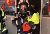 桃園除夕火警！祖孫4人躲3F避難　勇消闖火場抱出1歲童