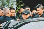 黃少岑遺體移靈慈恩園　竹聯幫新龍頭「扣頭」劉振南接任
