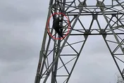 疑金錢糾紛！台中32歲男失控爬電塔　與警僵持3hr被勸下