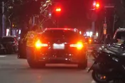出門疑違規？王彩樺帶愛女吃好料「不怕罰單」車停路中央