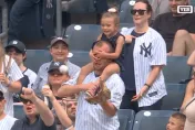 MLB/爸爸之力！洋基球迷被女兒矇眼「單手接住飛球」