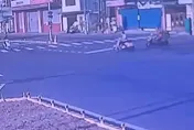 影/高雄騎士闖紅燈！他擦撞2人竟棄車徒步落跑