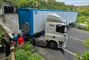 影/超糗！竹縣寶山大貨車迴轉打橫堵死路　雙向交通中斷