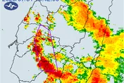 雷雨游擊7縣市！彰化以南雨彈轟炸　3級河川警戒增嘉縣、高屏