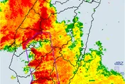8縣市雷雨炸到入夜！投彰高屏淹水警戒　3溪流水位看漲