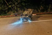 台62線萬瑞快速道夜間車禍　貨櫃車碰撞、轎車烏龜翻