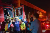 影/國3慘烈事故！3聯結車追尾「車頭全毀人被抬出來」