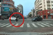 影/「刺耳煞車聲」嚇壞低頭族！　高雄男滑手機過斑馬線險遭撞飛