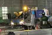 影/台積電高雄廠驚險瞬間！吊繩斷「太空包」重砸吊車