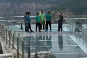 紙糊的？男童傘尖戳裂玻璃觀景台　河南景區急疏散：僅上層裂紋