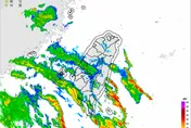夜間2縣市大雨特報！大雷雨狂炸恆春、滿洲　慎防9級強風與積水
