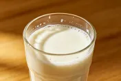 喝牛奶補鈣狂放屁！醫揭乳糖不耐症惹禍