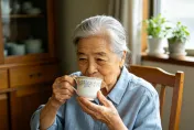 每早喝一杯熱開水竟傷血管？醫：高血壓患者恐心悸