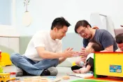 蔣萬安穿鞋套被出征？醫打臉：襪子藏800萬細菌
