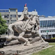 台南鄭成功遭惡搞！200噸巨石像「頭戴三角錐」　畫面曝光