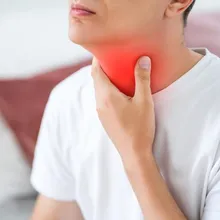 喉嚨痛不一定是感冒!醫曝可透過「喝水」簡單測試