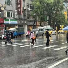 滯留鋒面雨彈週三開炸　週末放晴熱飆3字頭