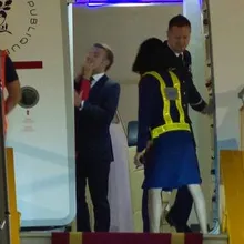 馬克宏遭妻「推臉」真相曝光！新書爆料：手機藏美豔女星曖昧簡訊