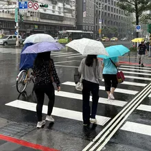 鋒面南移雨勢未歇!明晨前慎防大雨 下週回暖飆33度