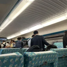 高鐵奇景!靠窗乘客「整排睡姿神同步」 全網共鳴:有磁鐵