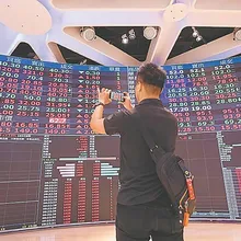 台股觸及42K！收盤站穩41898　面板三雄全漲停
