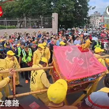 影/「粉紅超跑」驚喜抵台北看守所　工作人員嗨翻參拜