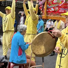 進喔!白沙屯媽祖贊境新北 信眾跪地鑽轎底