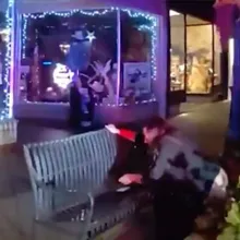 美法官酒後脫序當街脫褲小便　輿論炸鍋慘丟工作