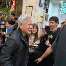 黃仁勳快閃台南！驚喜現身「劉家莊牛肉爐」