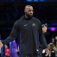 NBA/沒上場一樣搶鏡　隊友上籃放槍…詹皇掩面偷笑