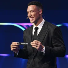 尷尬！賈吉世足賽分組抽籤　螢幕卻播「要命失誤」全場看傻