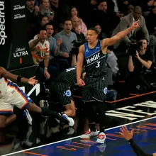 NBA/魔術巴恩拿球砸人 苦主笑:我應該接住的