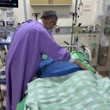 黃珊珊96歲母親進ICU 柯文哲親赴探視背影照曝光