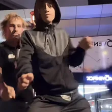 影/陸網紅紐西蘭街頭直播　遭10多名青年亂入圍毆搶劫