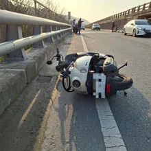 西濱林口段嚴重車禍　22歲女騎士「胸部5公分傷口」送醫不治