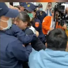 影/反焚化爐!南投爆激烈警民肢體衝突 環團理事長咬女警