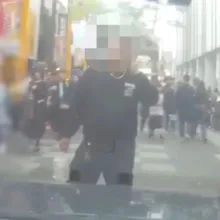 影/西門町徒步區「狂漢肉身擋警車猛踹」！阿sir下車直接處理