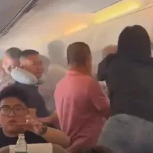 影/陸東航機艙驚傳起火！剛落地「飄焦味」　乘客驚恐合力撲滅