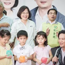 陳佩琪質疑「三隻小豬」金流　林俊憲搬法規狠酸：難怪白營帳算不清