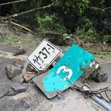影/豪雨釀災!巨石崩塌覆蓋整條路 竹37-1線全線封閉