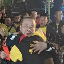 賴銘偉抱父痛哭！廟前唱〈伊是阮老爸〉祝壽　情緒潰堤畫面曝光