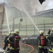 新莊工廠大火！警消：貯有「化骨水」影響空品　外出務必戴口罩