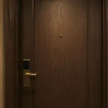 超離譜！住台中商旅「裸體如廁」遭陌生人闖入　女房客崩潰報案
