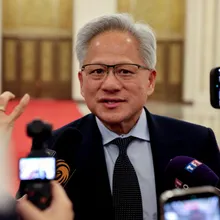 影/就是愛小吃！黃仁勳現身北京胡同　站路邊大啖「炸醬麵」