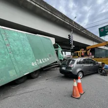 影/台74甲聯結車下匝道煞不住　高速撞轎車卡橋墩