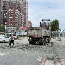 影/淡水砂石車急煞土方大量滲漏　釀車流回堵警開罰