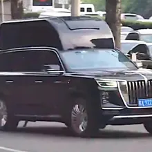 影/川普訪京車隊驚見神秘「高頂」紅旗SUV 疑搭載反無人機系統